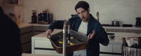 Jason Schwartzman, que vive o personagem Souper, com a panela turbotière nas mãos em 'Mountainhead'