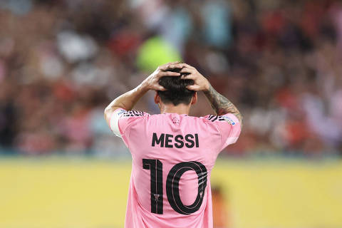 MIAMI GARDENS, FLORIDA - JUNE 14: Lionel Messi #10 of Inter Miami CF reacts during the FIFA Club World Cup 2025 group A match between Al Ahly FC and Internacional CF Miami at Hard Rock Stadium on June 14, 2025 in Miami Gardens, Florida.   Megan Briggs/Getty Images/AFP (Photo by Megan Briggs / GETTY IMAGES NORTH AMERICA / Getty Images via AFP)