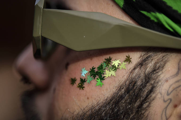 SÃO PAULO, SP, BRASIL - 14/06/2025 - Marcha da Maconha de 2025, que traz o lema ?O Clima Tá Tenso! Reparação, Direitos e Liberdade?, com a intenção de denunciar os impactos da política de guerra às drogas sobre os mais vulneráveis, além de cobrar a legalização da cannabis. (Foto: Bruno Santos/ Folhapress, COTIDIANO)