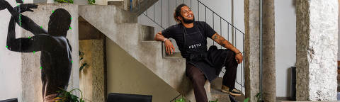 SÃO PAULO, SP, 20.11.2023 - Retrato do chef Rodrigo Freire do restaurante Preto, em São Paulo. (Foto: Danilo Verpa/Folhapress, COTIDIANO) ORG XMIT: 605771