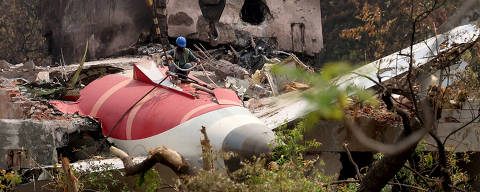 A man prepares to remove the wreckage of the Air India Boeing (BA.N) 787-8 Dreamliner aircraft, which crashed during take-off from an airport, in Ahmedabad, India June 14, 2025. REUTERS/Amit Dave ORG XMIT: PPP-DEL09