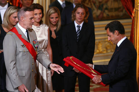 (FILES) Nicolas Sarkozy (R) watched by members of his family is awarded 