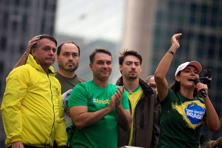 Bolsonaro pretende lançar Carlos a senador por Santa Catarina
