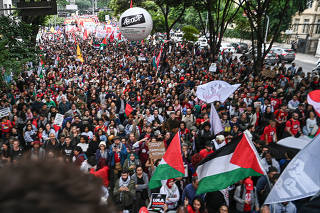 Ato contra genocídio palestino sobe a rua da Consolação