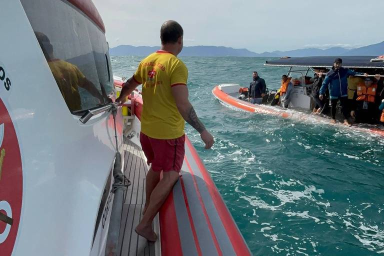 Bombeiros resgatam grupo após pane em bote de passeio em Ilhabela (SP); veja vídeo