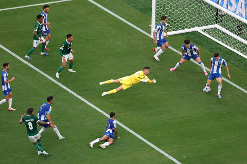 Palmeiras para no goleiro reserva do Porto em jogo sem gols na Copa do Mundo de Clubes