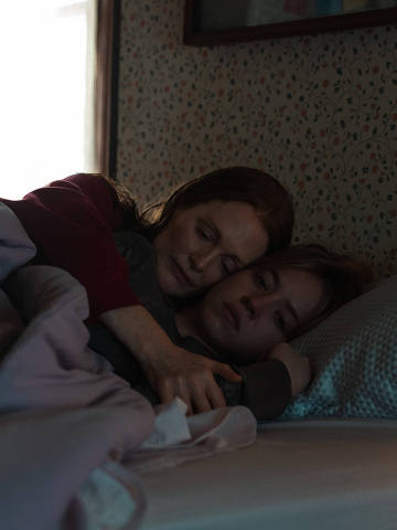 Julianne Moore e Sydney Sweeney em cena de 'Echo Valley'