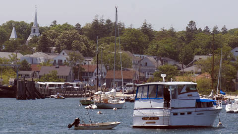 ( Martha's Vineyard )  (NYT17) MARTHA'S VINEYARD, Mass. -- June 12, 2008 -- MASS-VINEYARD-CHEAP-6 -- The harbor at Vineyard Haven and views of the town off Martha's Vineyard, in June, 2008. (Jodi Hilton/The New York Times) ORG XMIT: NYT17 DIREITOS RESERVADOS. NÃO PUBLICAR SEM AUTORIZAÇÃO DO DETENTOR DOS DIREITOS AUTORAIS E DE IMAGEM