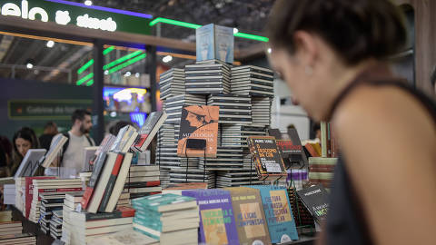 RIO DE JANEIRO, RJ, BRASIL, 15.06.2025 - Movimento de visitantes durante o terceiro dia da Bienal do Livro, na zona oeste do Rio de Janeiro. (Foto: TércioTeixeira/Folhapress)