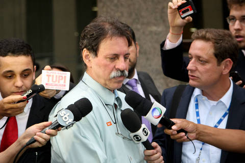 ***CORRECAO DE TRAX***BRASILIA, DF,  BRASIL,  30-09-2014, 13h30: Delubio Soares, ex tesoureiro do PT condenado do caso mensalao , saindo da  VEP, vara de execucoes penais apos  audiencia onde cumprirá a pena em prisao domicilar.(Foto: Joel Rodrigues/Folhapress, PODER)