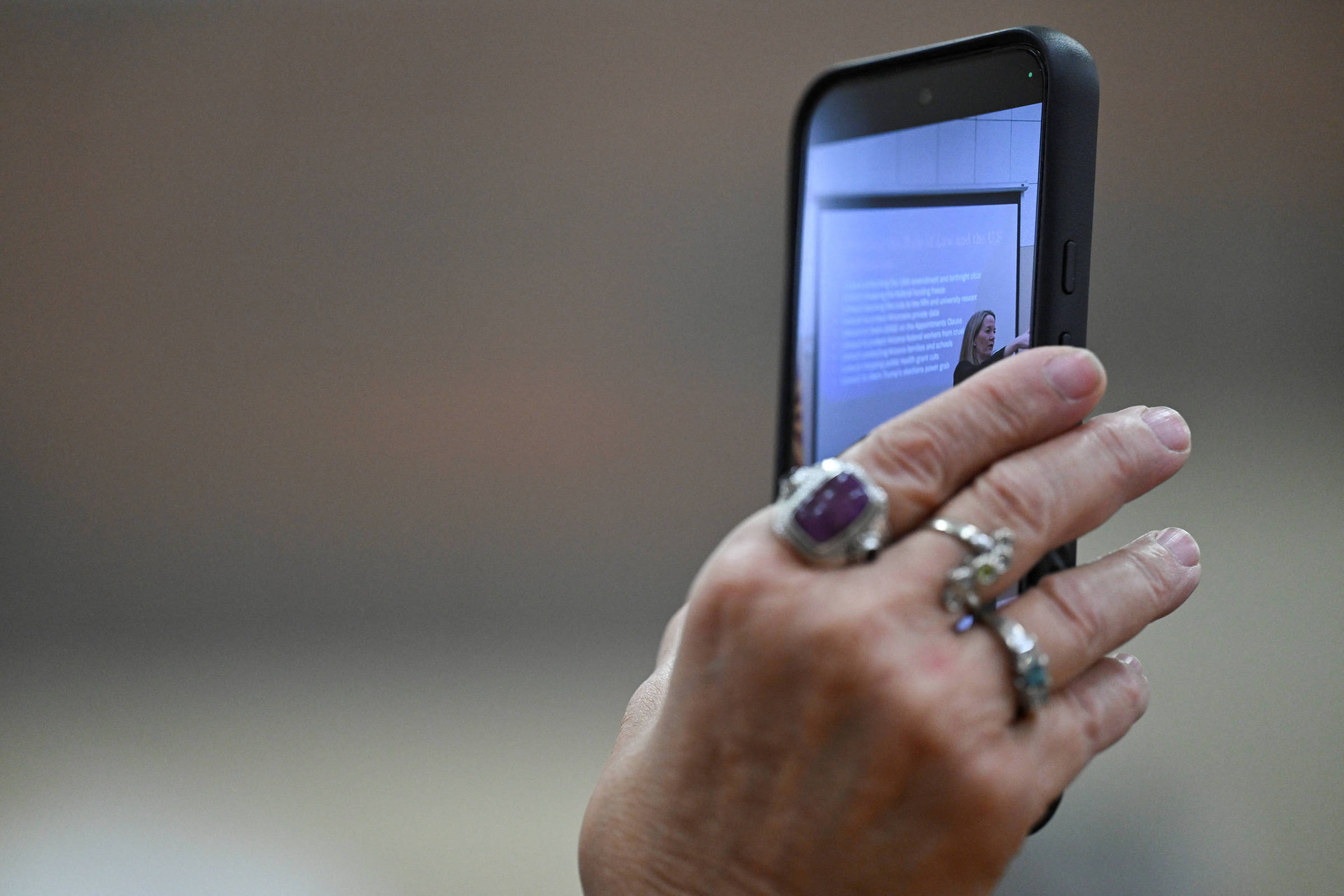 Organização Trump lança serviço de telefonia móvel com produção 100% nos EUA