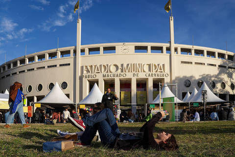 SÃO PAULO, SP, 15.07.2024: FEIRA-DO-LIVRO - Movimentação do público no segundo dia da Feira do Livro, evento literário realizado na Praça Charles Miller, em frente ao estádio do Pacaembu, em São Paulo, que acontece dos dias 14 a 22 de junho. (Foto:Allison Sales/Folhapress ILUSTRADA) ORG XMIT: 614626