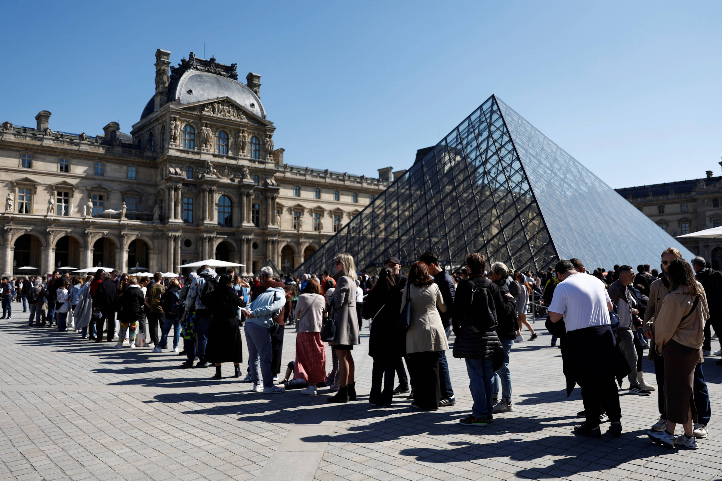 Greve de funcionários do Louvre fecha museu e gera filas na porta