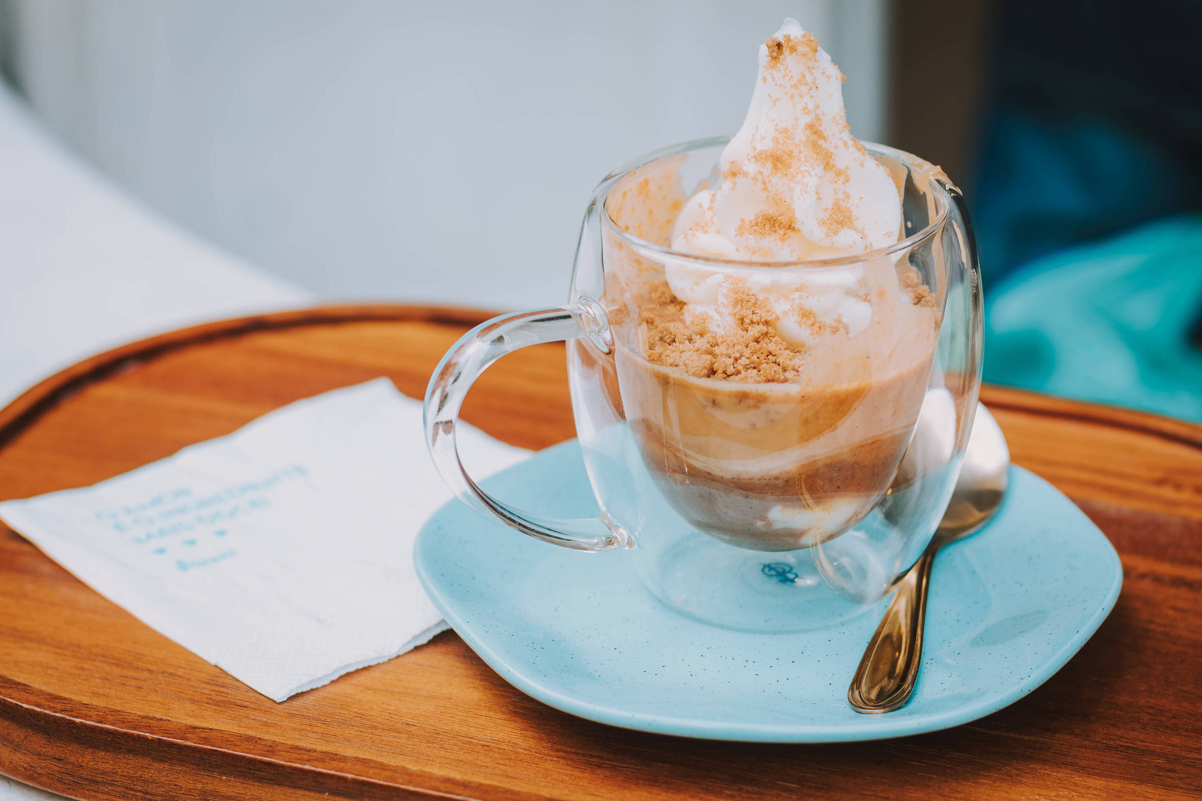 Na contramão do 'to go', empresa aposta no apelo afetivo do café com biscoito