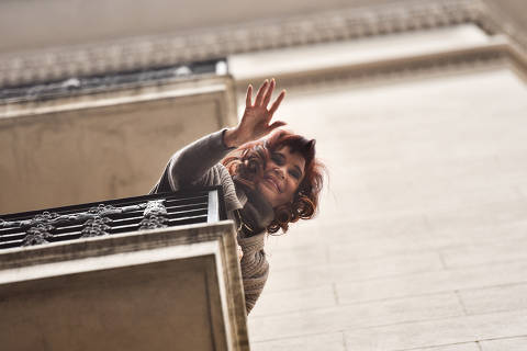 Former Argentinian President Cristina Fernandez de Kirchner gestures from the balcony of her home after Argentina's Supreme Court upheld her guilty verdict for defrauding the state, in Buenos Aires, Argentina, June 16, 2025. REUTERS/Pedro Lazaro Fernandez ORG XMIT: GGG-PLF10