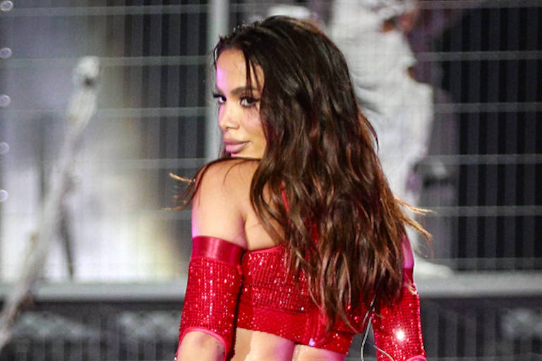 Anitta cancela participação no São João de Campina Grande por motivos de saúde