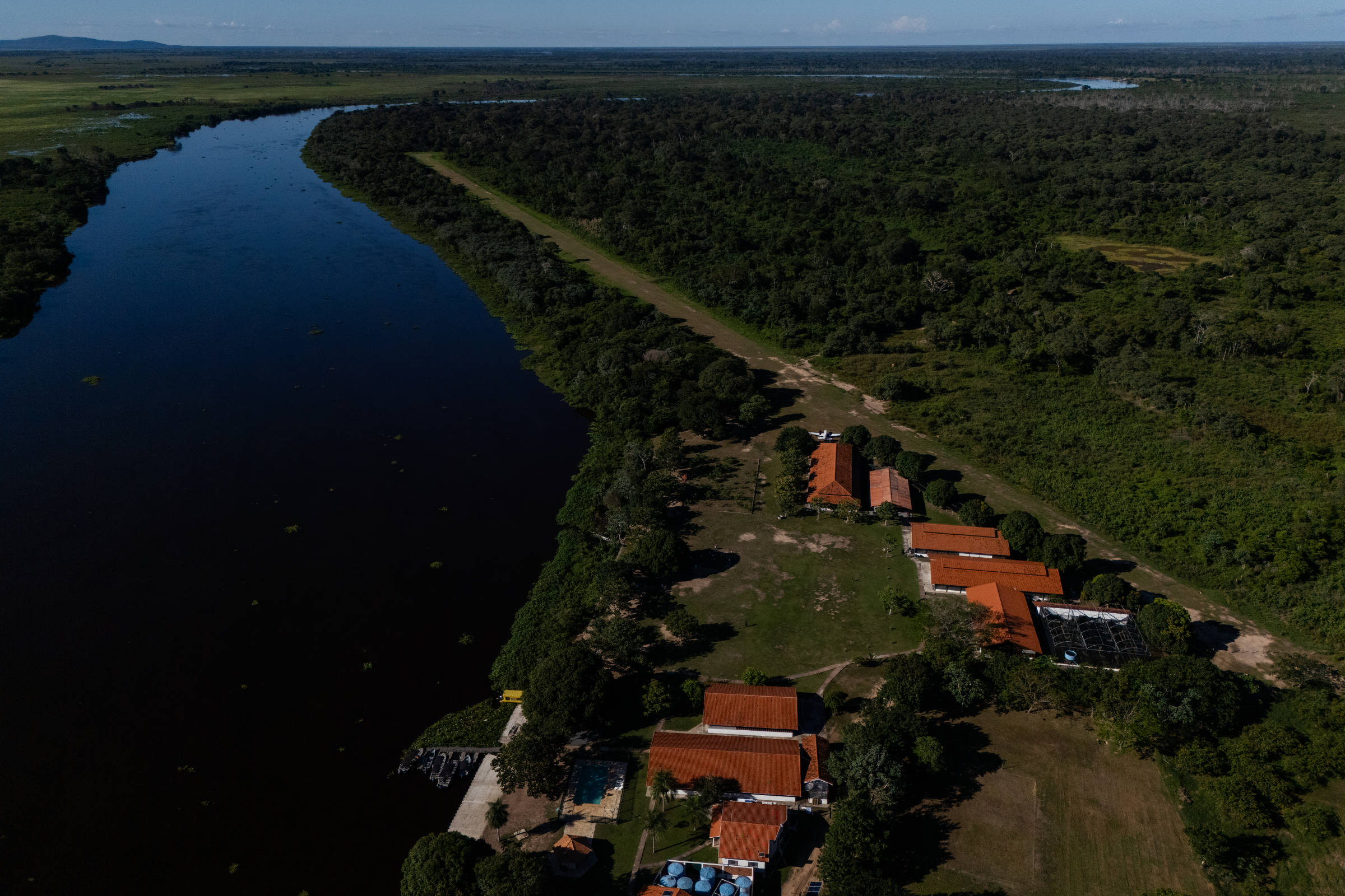 Professores de escola ribeirinha em Corumbá (MS) temem efeitos do fogo na saúde mental das crianças