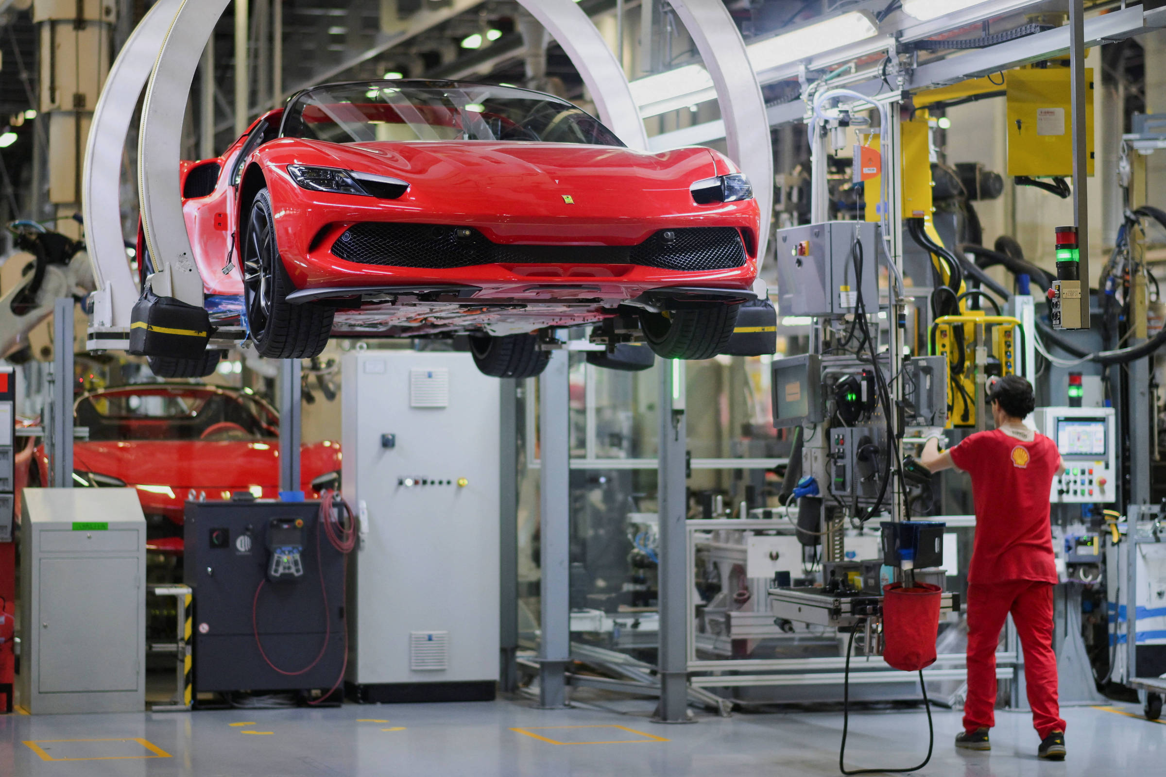 Ferrari adia lançamento de segundo carro elétrico devido à fraca demanda, diz agência