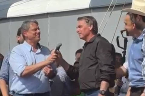 Tarcísio bajula Bolsonaro, repete bordão e solta um 'ihuuu' a pedido do ex-presidente