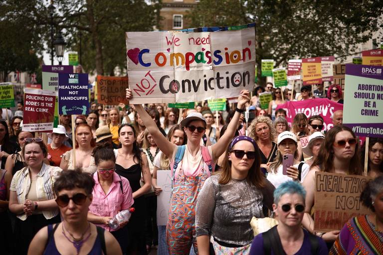 Parlamento britânico aprova descriminalização do aborto