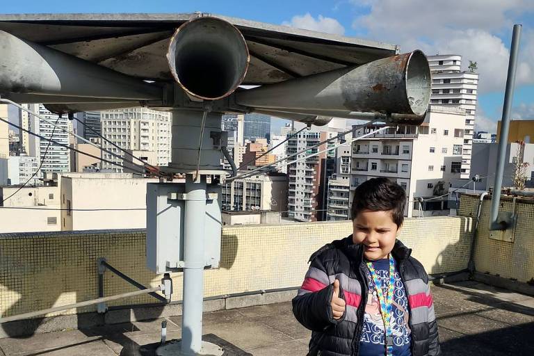 Paixão por sirenes leva garoto com autismo a visitar sede da Folha