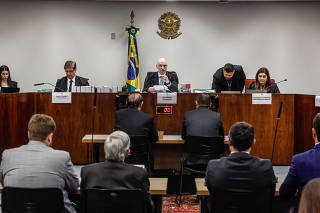 O ministro Alexandre de Moraes, do STF, em frente a Mauro Cid durante depoimento 