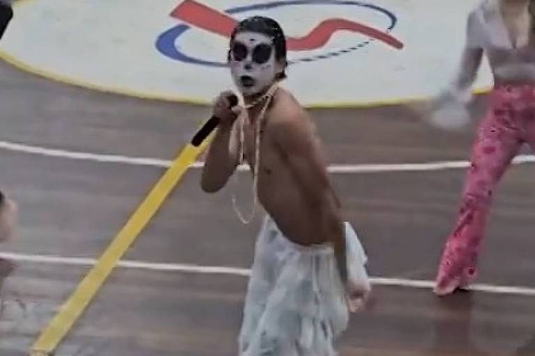 Estudante impressiona com performance de Ney Matogrosso em festa junina da escola