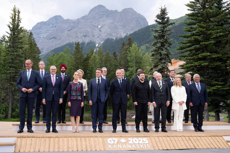 Líderes do G7 chamam a atenção de Lula após brasileiro conversar durante foto oficial; veja vídeo