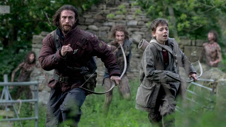 Aaron Taylor-Johnson e Alfie Williams em cena de 'Extermínio: A Evolução', de Danny Boyle