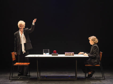 Cena da peça A Última Entrevista de Marília Gabriela, com Marília Gabriela e Theodoro Cochrane