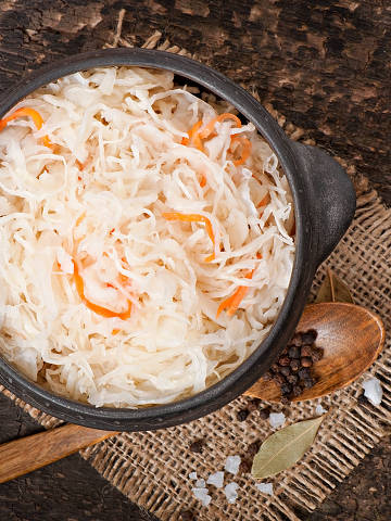 O chucrute é feito com um vegetal picado em fatias bem finas e misturado ao sal, o que leva à proliferação de micro-organismos do bem