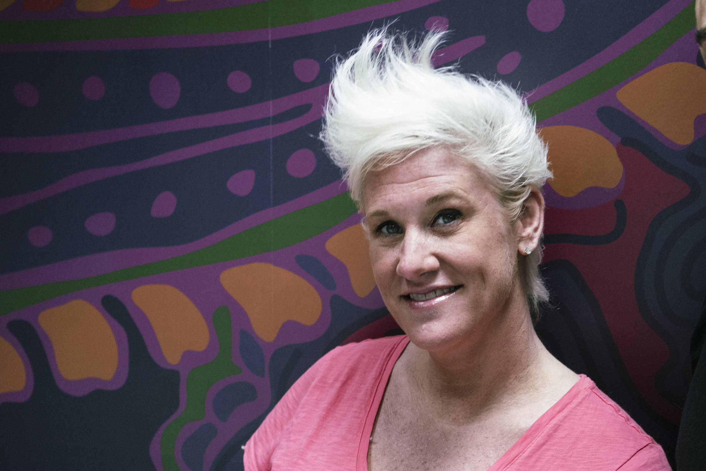 Anne Burrell, chef e estrela do Food Network, morre aos 55 anos