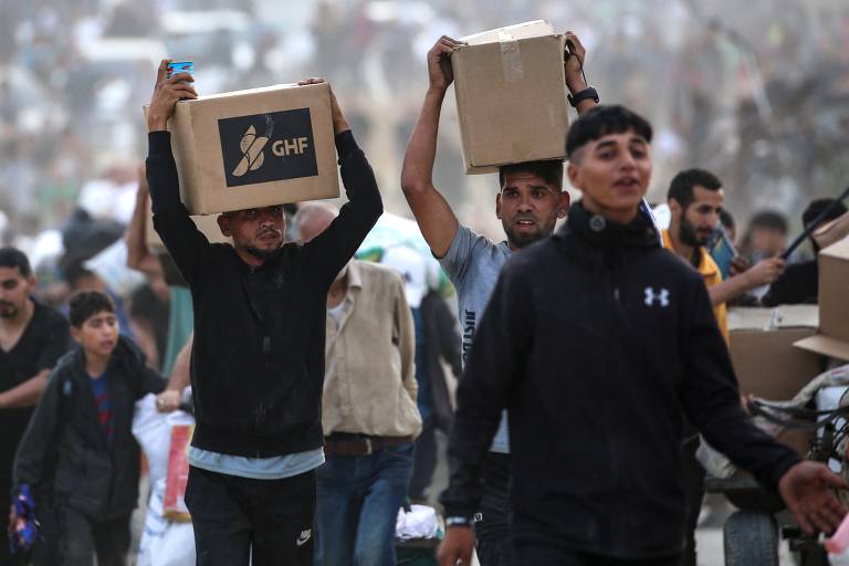 Palestinos recebem suprimentos após bloqueio israelense de quase três mesesna Faixa de Gaza