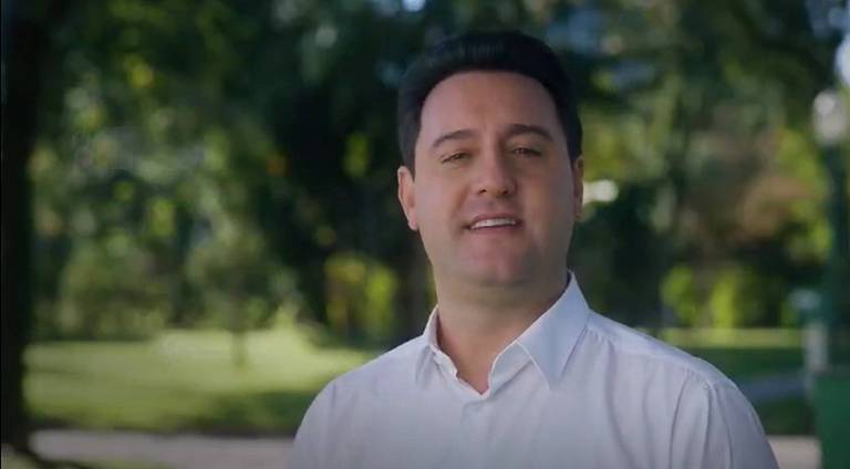 Ratinho Jr. lança propaganda em tom presidenciável: 'Chegou a hora de virar uma página'
