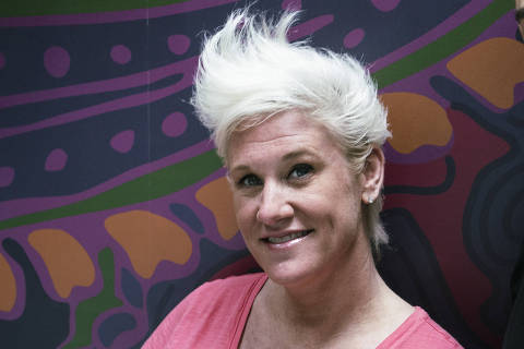 FILE ? Anne Burrell at her new restaurant, Phil & Anne's Good Time Lounge, in New York, Aug. 25, 2016. Burrell, a chef and television personality known for her kinetic swoop of blond hair and an energy to match, died on Tuesday, June 17, 2025, in Brooklyn. She was 55. (An Rong Xu/The New York Times) ORG XMIT: XNYT0499