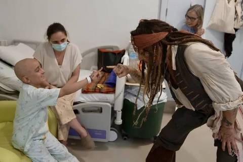 Johnny Depp visitando um paciente no Hospital Infantil Universitário Niño Jesús, em Madri