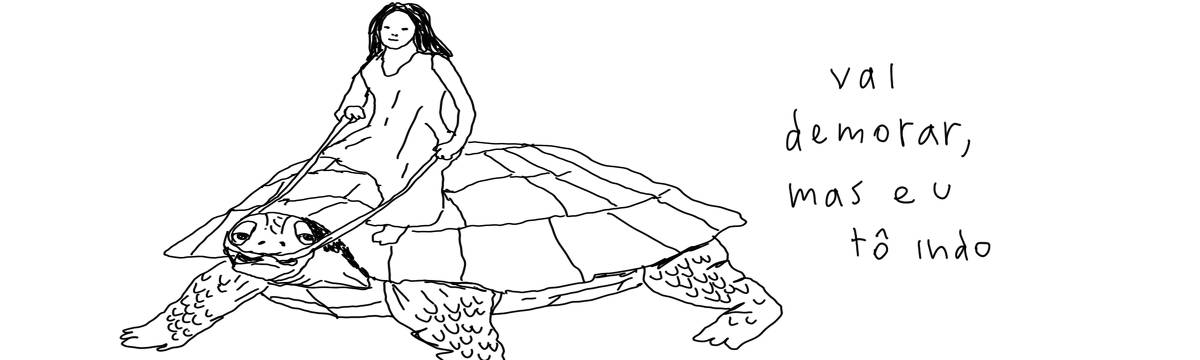 A tirinha em preto e branco de Estela May, publicada em 19/06/25, traz uma mulher em cima de uma tartaruga gigante. Ao lado da imagem, “vai demorar mas eu tô indo”.