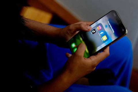 FILE PHOTO: A high school student poses with her mobile showing her social media applications in Melbourne, Australia, November 28, 2024. REUTERS/Asanka Brendon Ratnayake/File Photo ORG XMIT: FW1