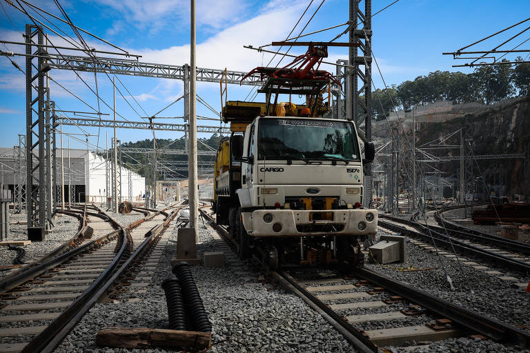 Caminhão adaptado para cirular em trilhos durante as obras do pátio Morro Grande da linha 6-laranja