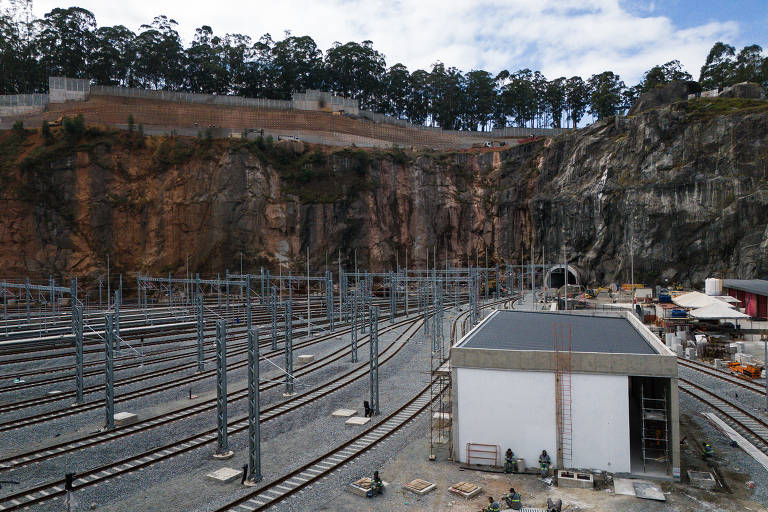 Estrutura de alimentação aérea de energia sobre os trilhos; local tem capacidade para estacionamento dos 22 trens da futura linha do metrô