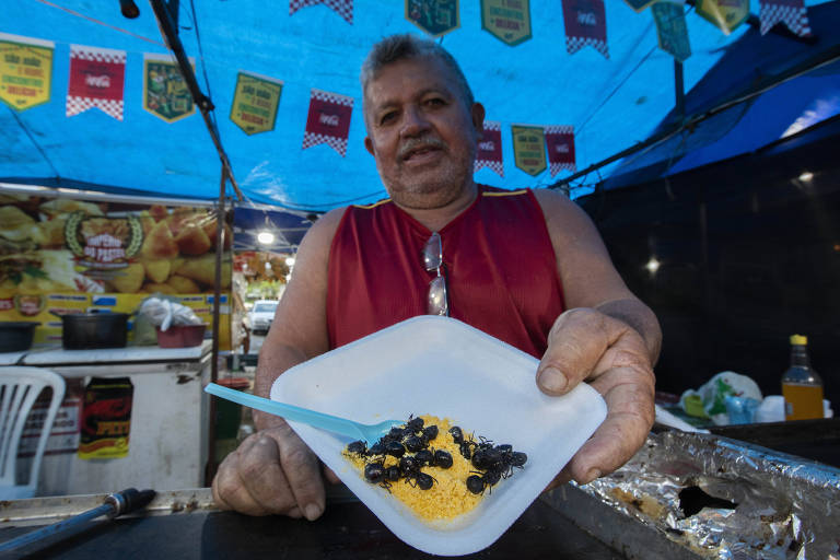 Tanajura com farofa e espetinho de bode caem no gosto popular no São João