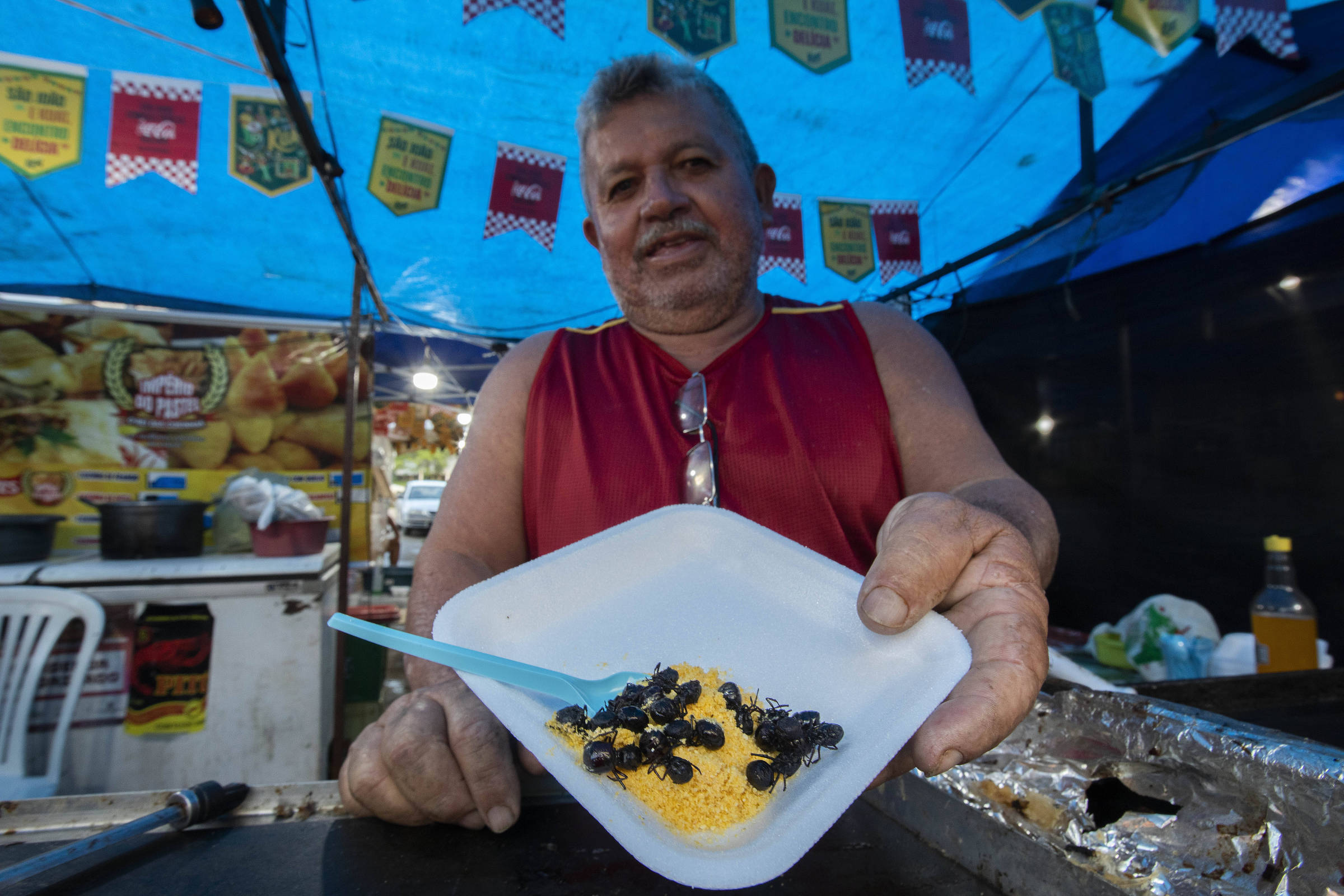 Tanajura com farofa e espetinho de bode caem no gosto popular no São João