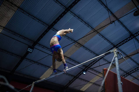 Rio de Janeiro, 08-08-2024. Ginastas treinam no ginásio de ginástica artística do Flamengo, local de treino da medalhista olímpica Rebeca Andrade,  nesta quinta (08), na Gávea, Rio de Janeiro. (Tércio Teixeira/Folhapress)