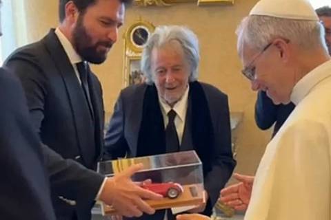 Al Pacino e produtor italiano presenteiam o papa com Maserati em miniatura