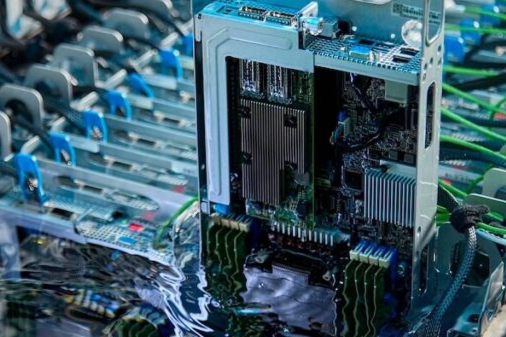 Submergir servidores em líquido ajuda data centers a reduzir consumo de energia