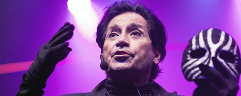 Sao Paulo, SP, BRASIL, 06-11-2023:  Magico e ilusionista  Mister M (Val Valentino, 67) fala com influencers e jornalistas no palco do teatro Procopio Ferreira sobre sua carreira e de seu show de curta temporada  com estreia nesta quinta feira (Foto: Eduardo Knapp/Folhapress, ILUSTRADA)
