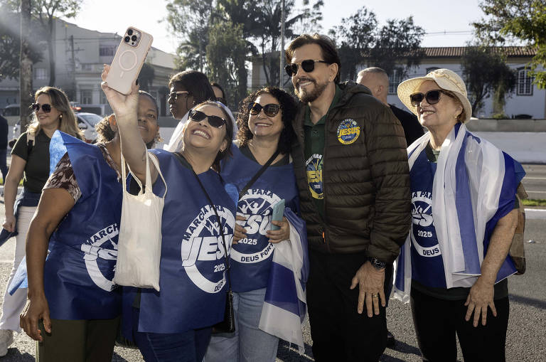 Apóstolo Estevam Hernandes tira fotos com participantes da Marcha na av Tiradentes