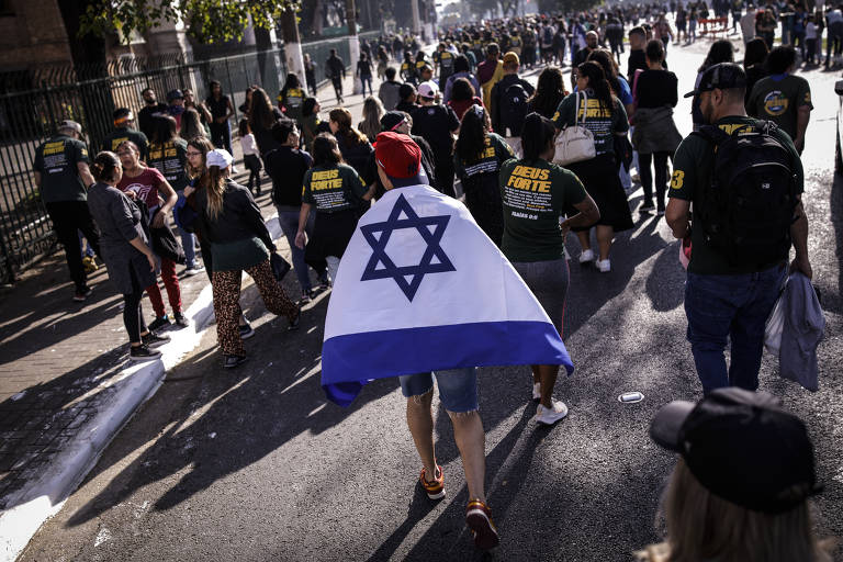 Concentração de fiéis para a  Marcha para Jesus na av Tiradentes, no centro de SP
