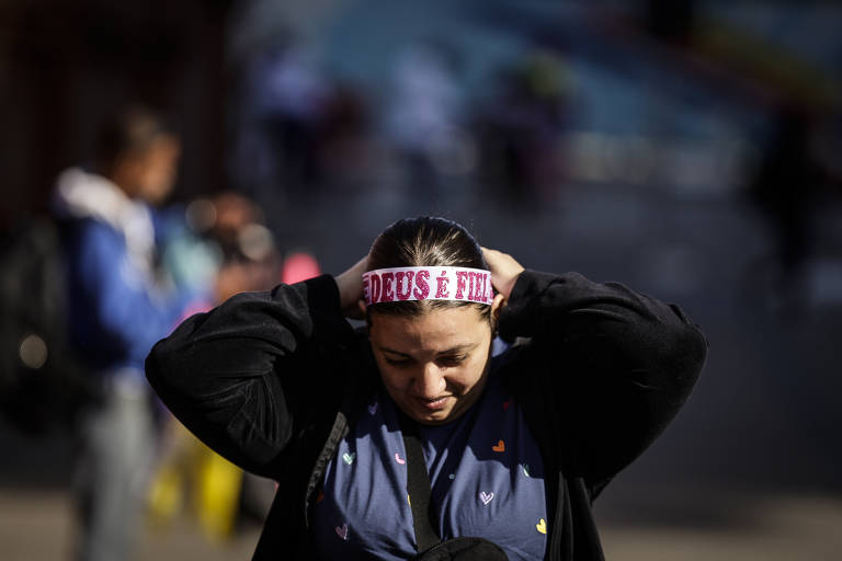 Concentração de fiéis para a  Marcha para Jesus na av Tiradentes, no centro de SP