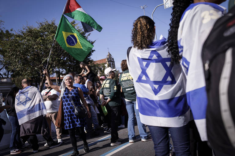 Marta Batista, 61, que carrega a bandeira da Palestina durante a Marcha